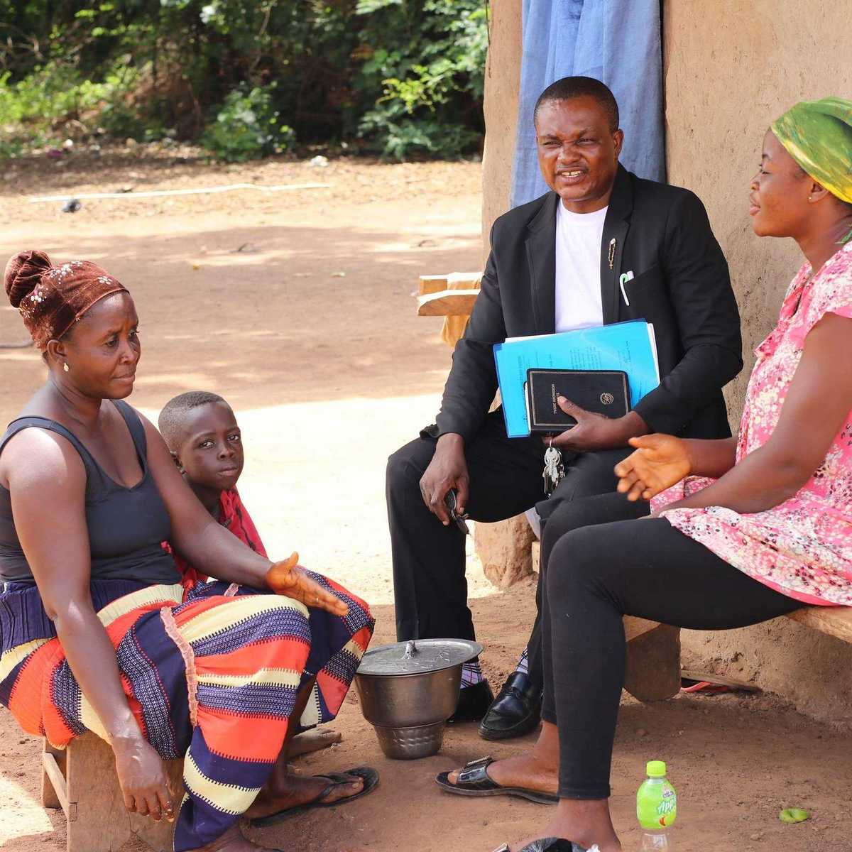 Pater Sung SDB im Gespräch mit Frauen seiner Gemeine in Odumase