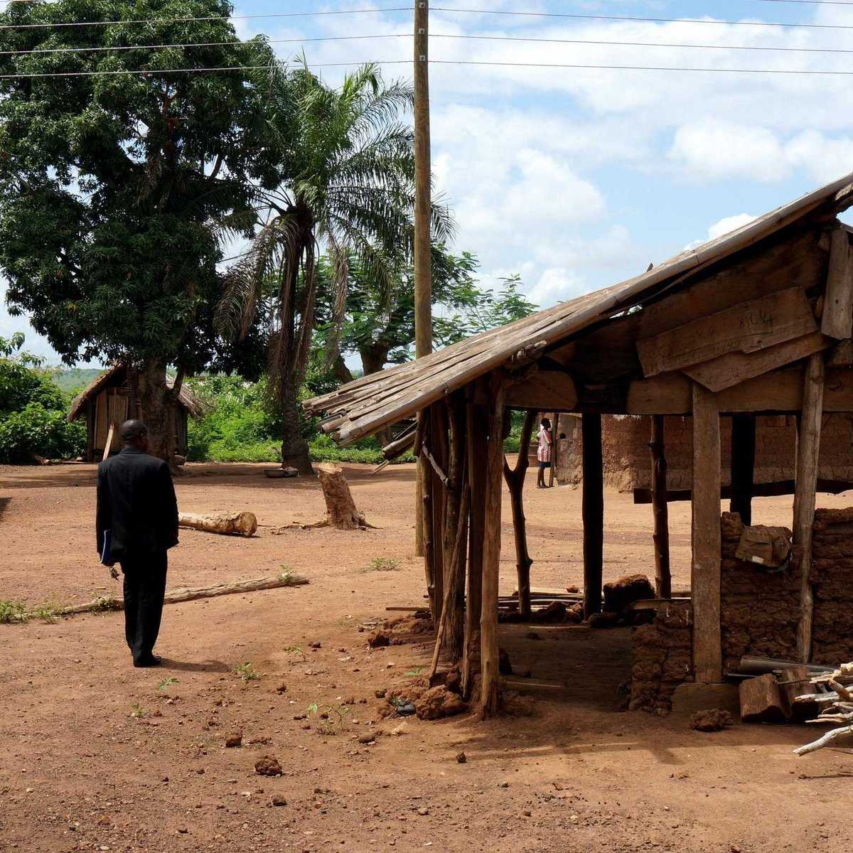 Pater Sung vor einer Hütte in der Gemeinde Odumase