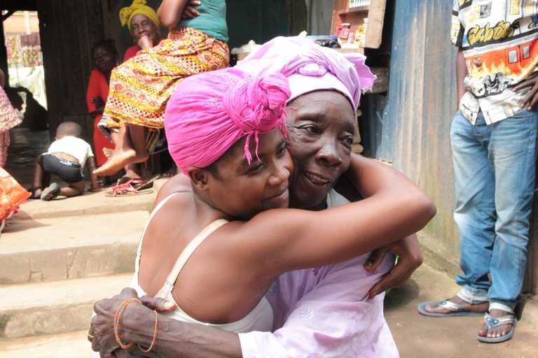 Aminata umarmt glücklich ihre Großmutter