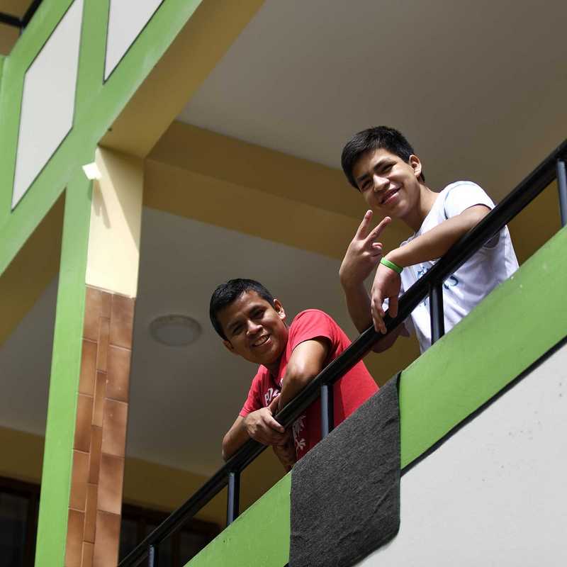 Zwei Jungen im Treppenhaus der Casita Don Bosco in Peru.