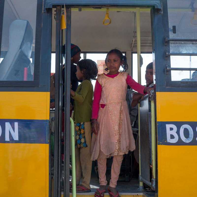 Mädchen steht im Don Bosco Bus