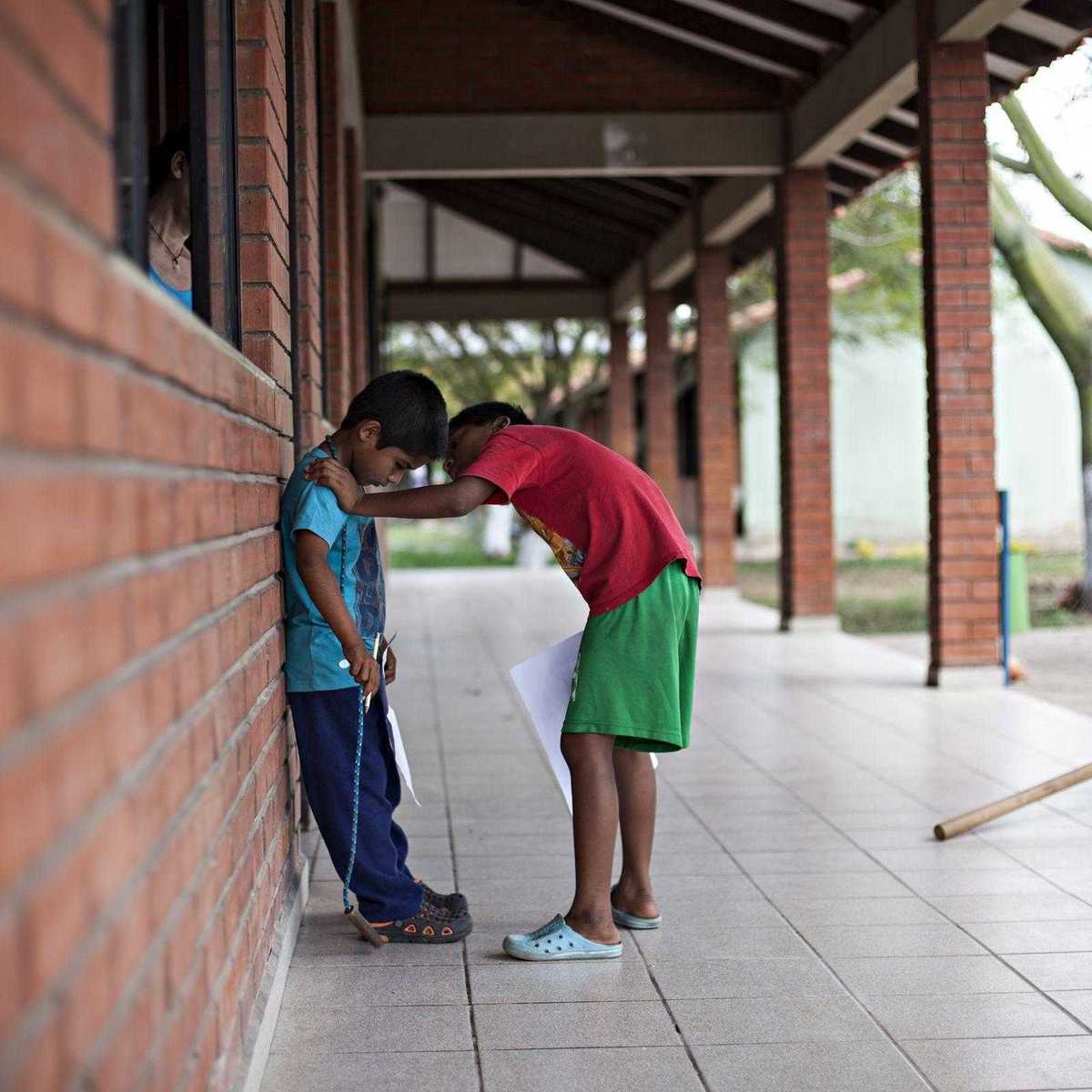Zwei Kinder in einem Don Bosco Heim in Bolivien
