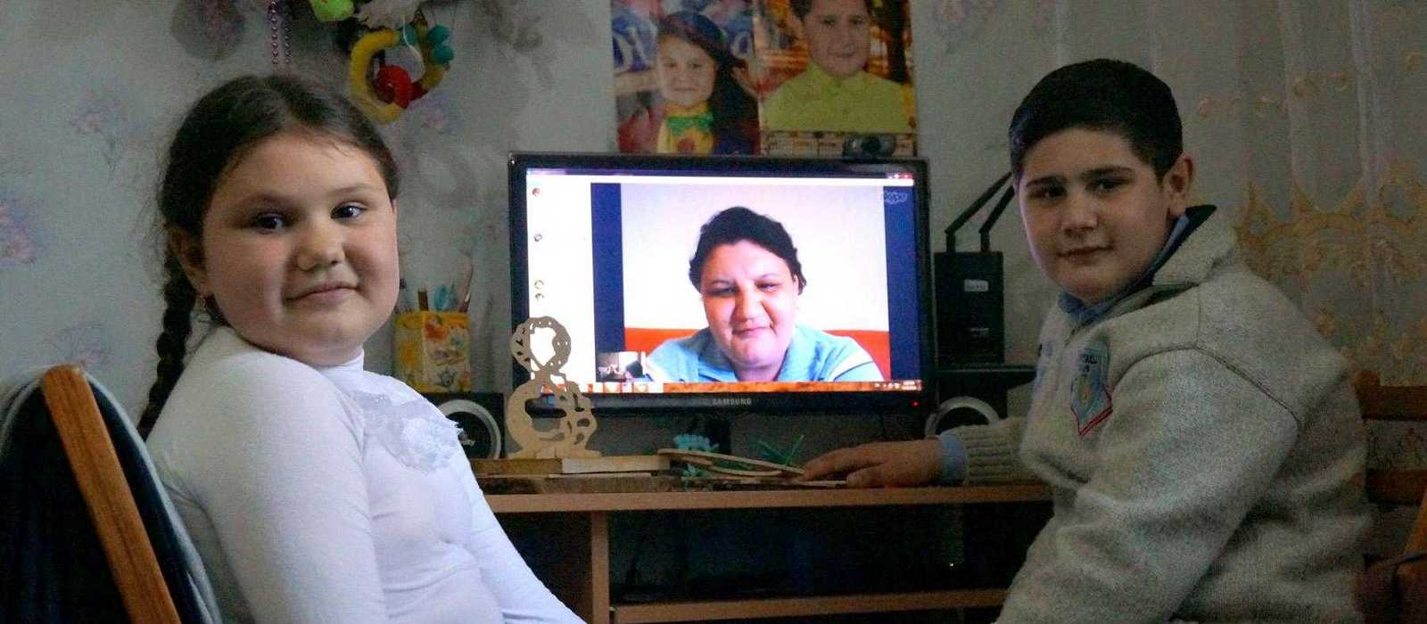 Anna und Mihail reden über Skype mit ihrer Mutter