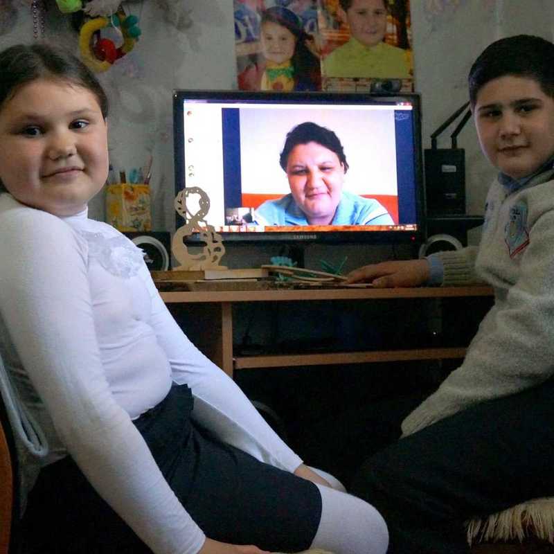 Anna und Mihail reden über Skype mit ihrer Mutter