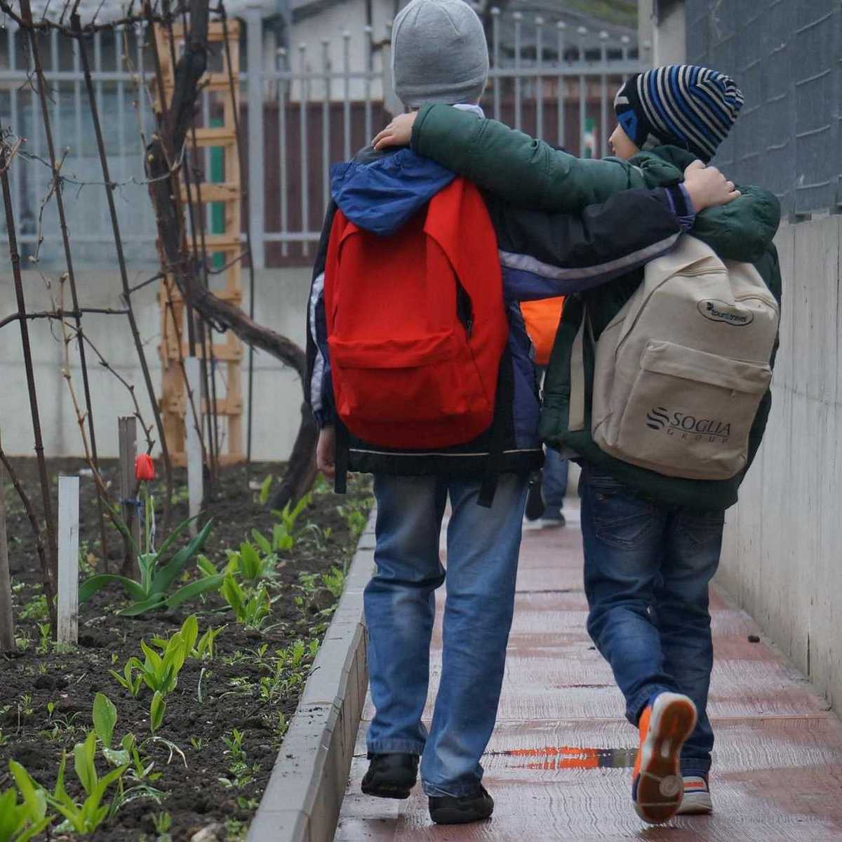 zwei Jungs des Don Bosco Familienhauses auf dem Weg zur Schule