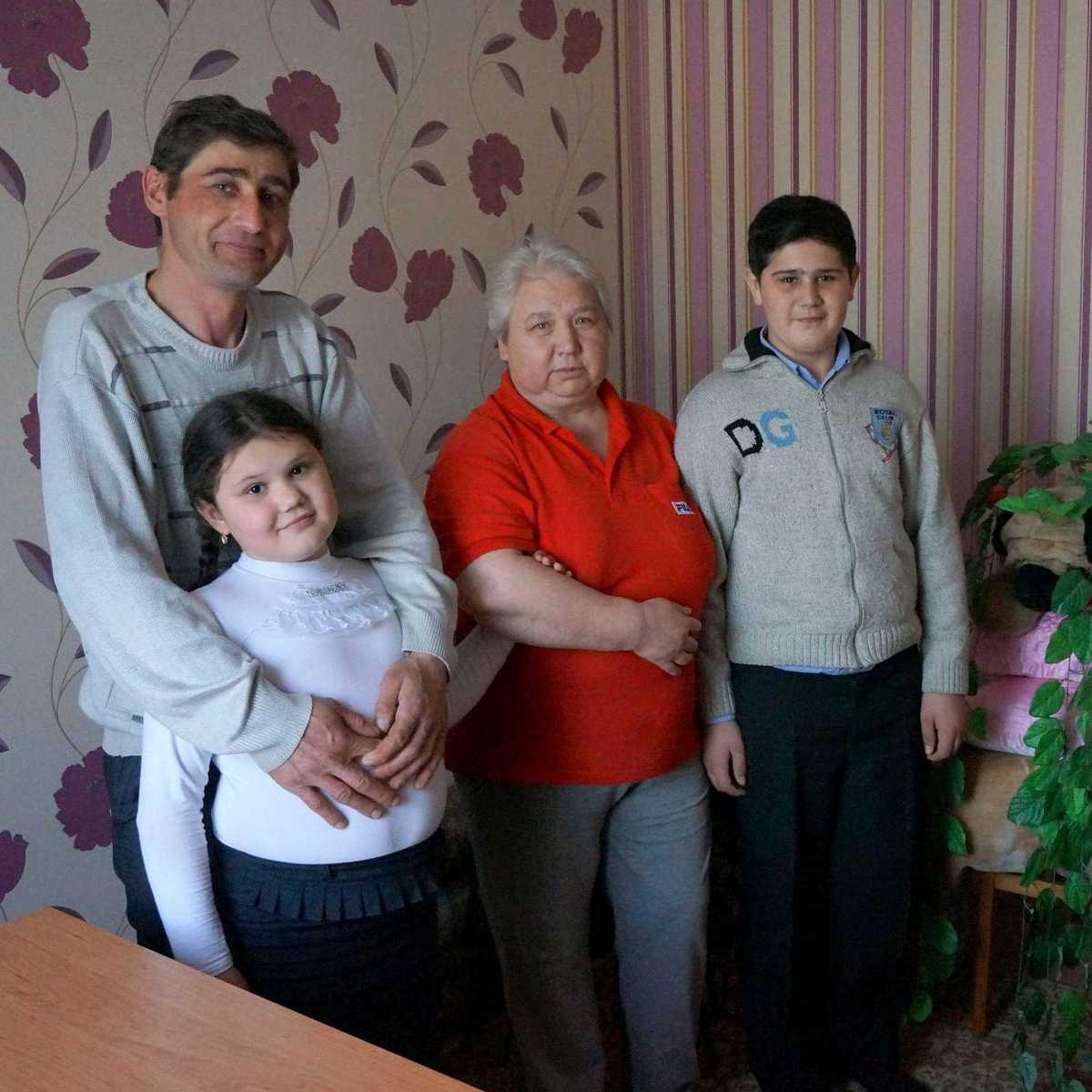 Anna und Mihail mit ihrer Großmutter und ihrem Vater