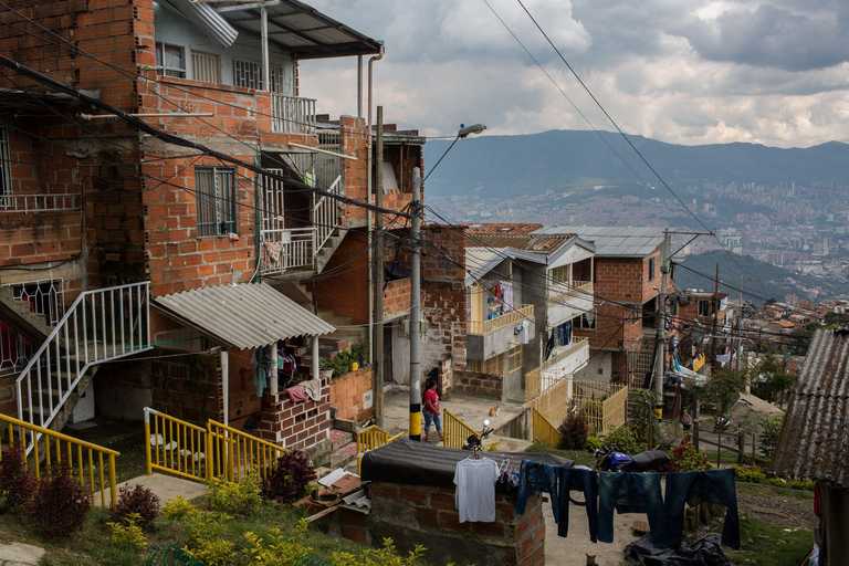 Backsteinhäuser am Rande von Medellín mit Blick auf die Stadt