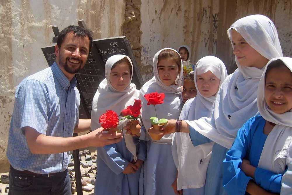 Pater Julio SDB mit Schülerinnen in Afghanistan