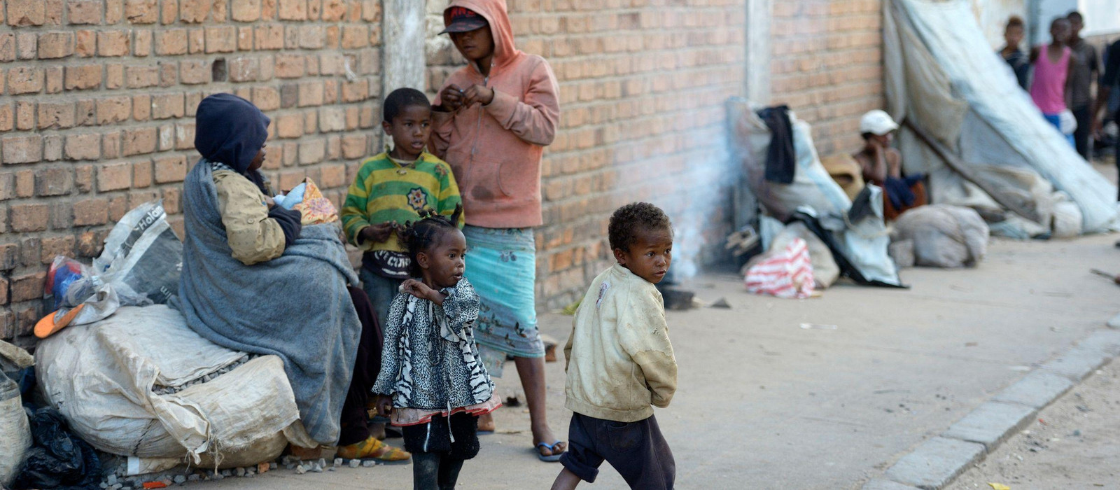 zwei kleine Kinder spielen und leben auf der Straße in Madagaskar