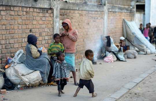zwei kleine Kinder spielen und leben auf der Straße in Madagaskar