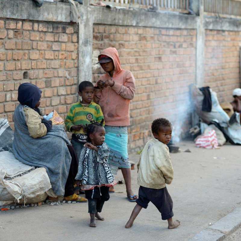 zwei kleine Kinder spielen und leben auf der Straße in Madagaskar