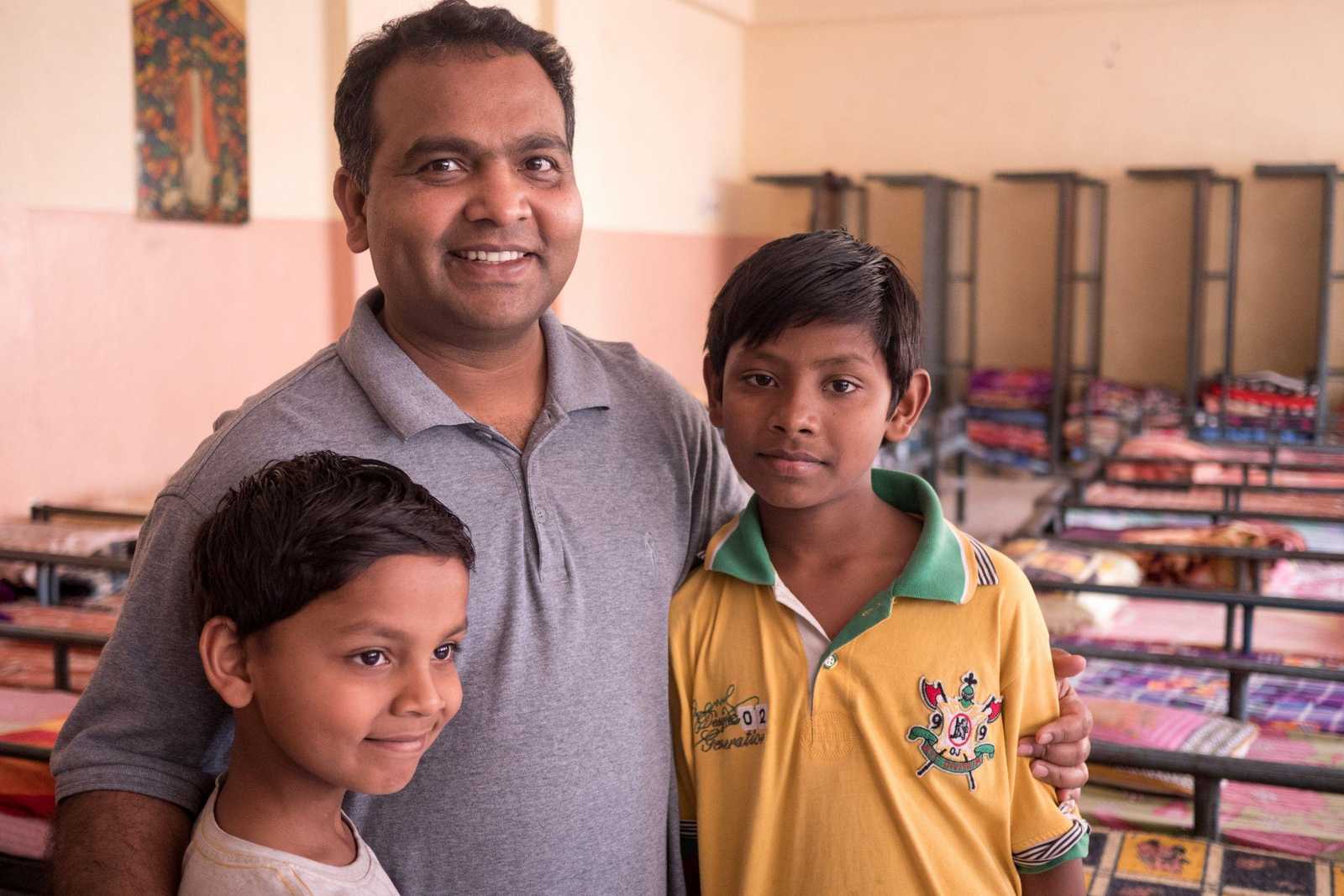 Pater Swanoop mit Straßenkindern in Indien