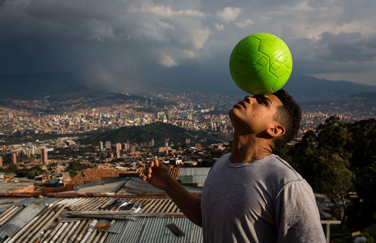 Jugendlicher blanciert Ball auf dem Kopf