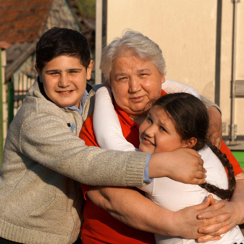 Ana und Mihail mit ihrer Großmutter