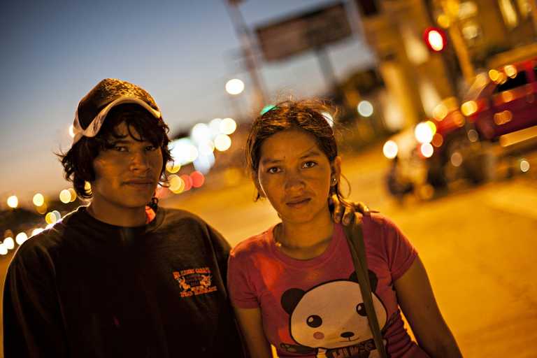 Zwei Straßenkinder bei Dämmerung in Bolivien