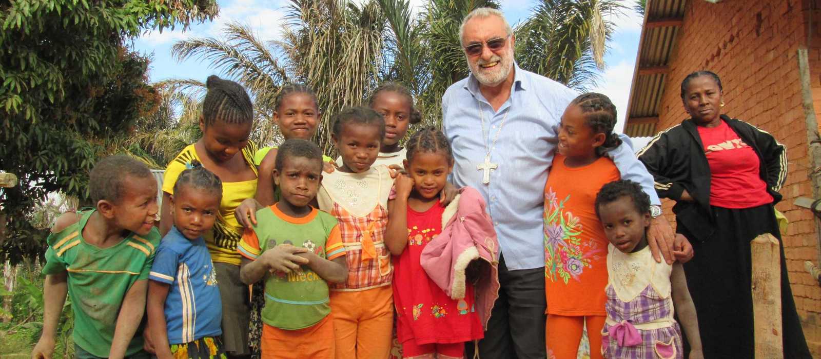 Bischof Rosario Vella SDB mit Kindern auf Madagaskar
