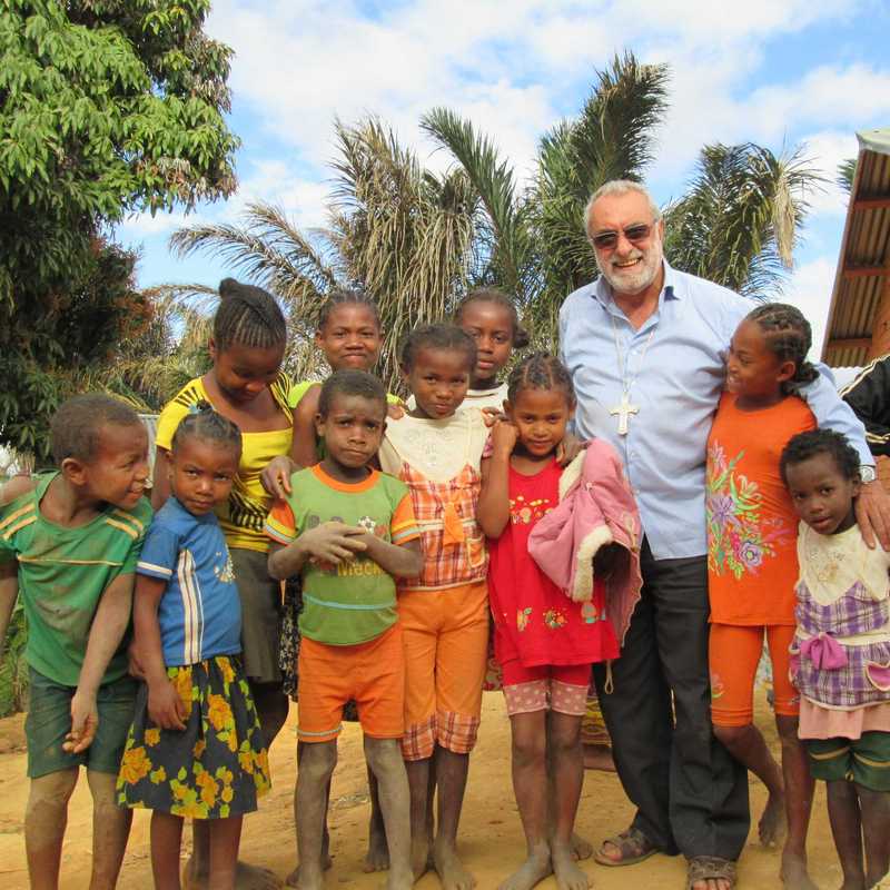 Bischof Rosario Vella SDB mit Kindern auf Madagaskar