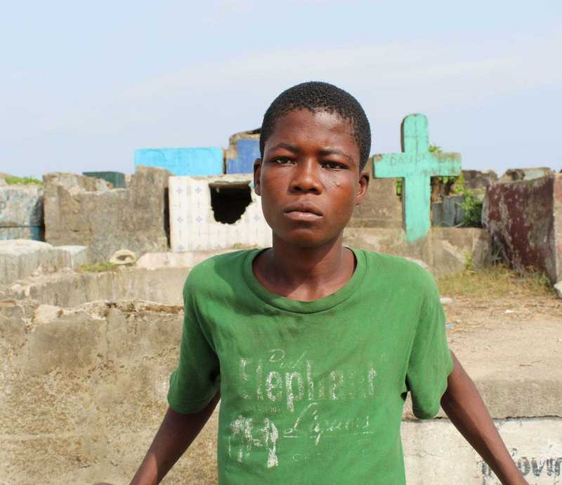 Straßenkind auf einem Friedhof in Liberia