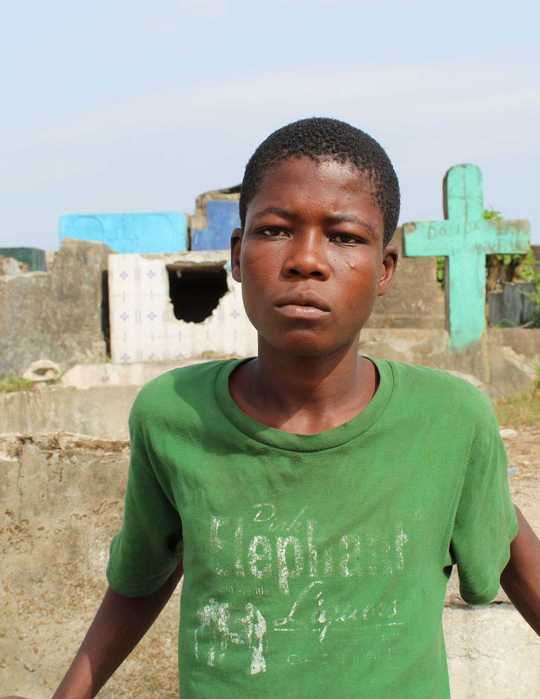Straßenkind auf einem Friedhof in Liberia