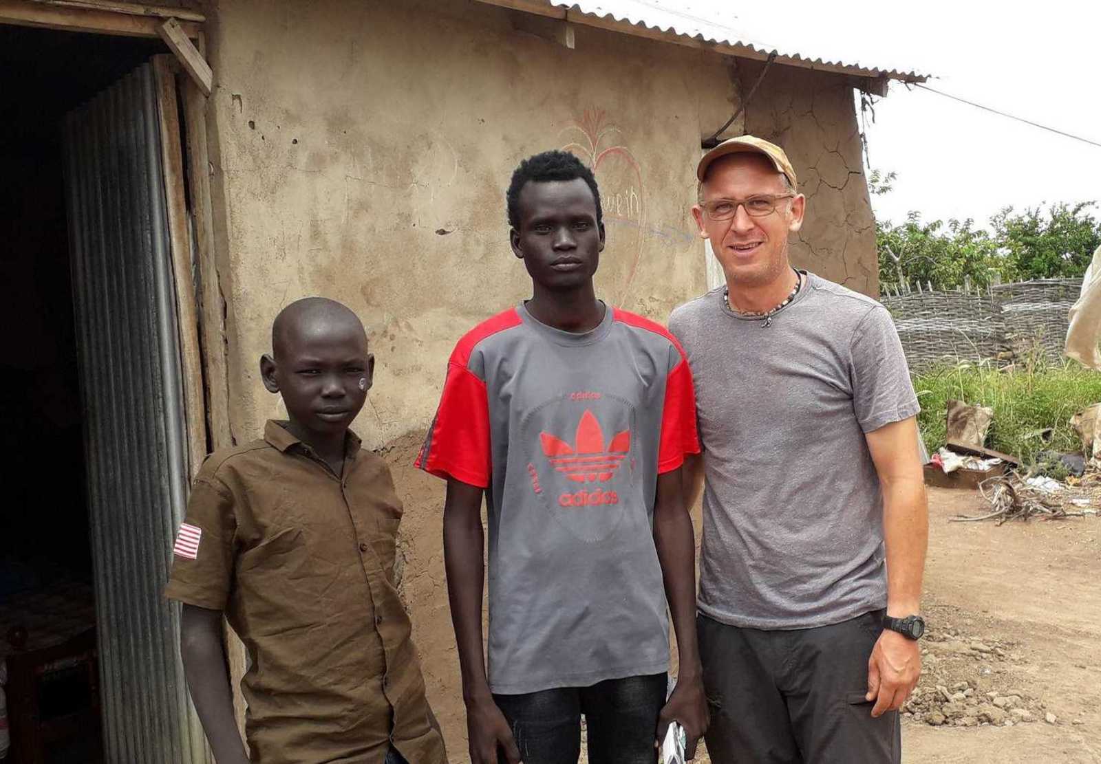 Bruder Lothar Wagner mit Straßenkindern im Südsudan