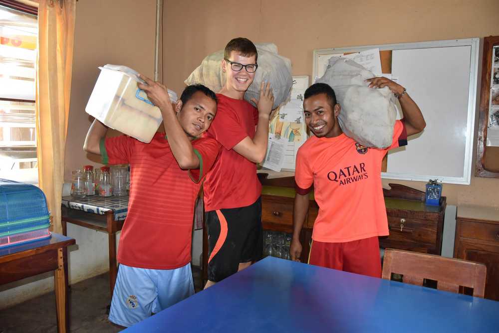 Don Bosco Volunteer mit zwei Jungs in seiner Einrichtung