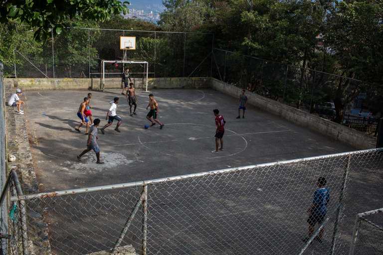Jugendliche beim Fußball spielen in Kolumbien