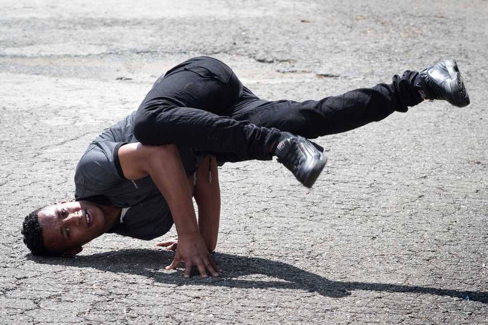 Junge macht einen Breakdance-Move