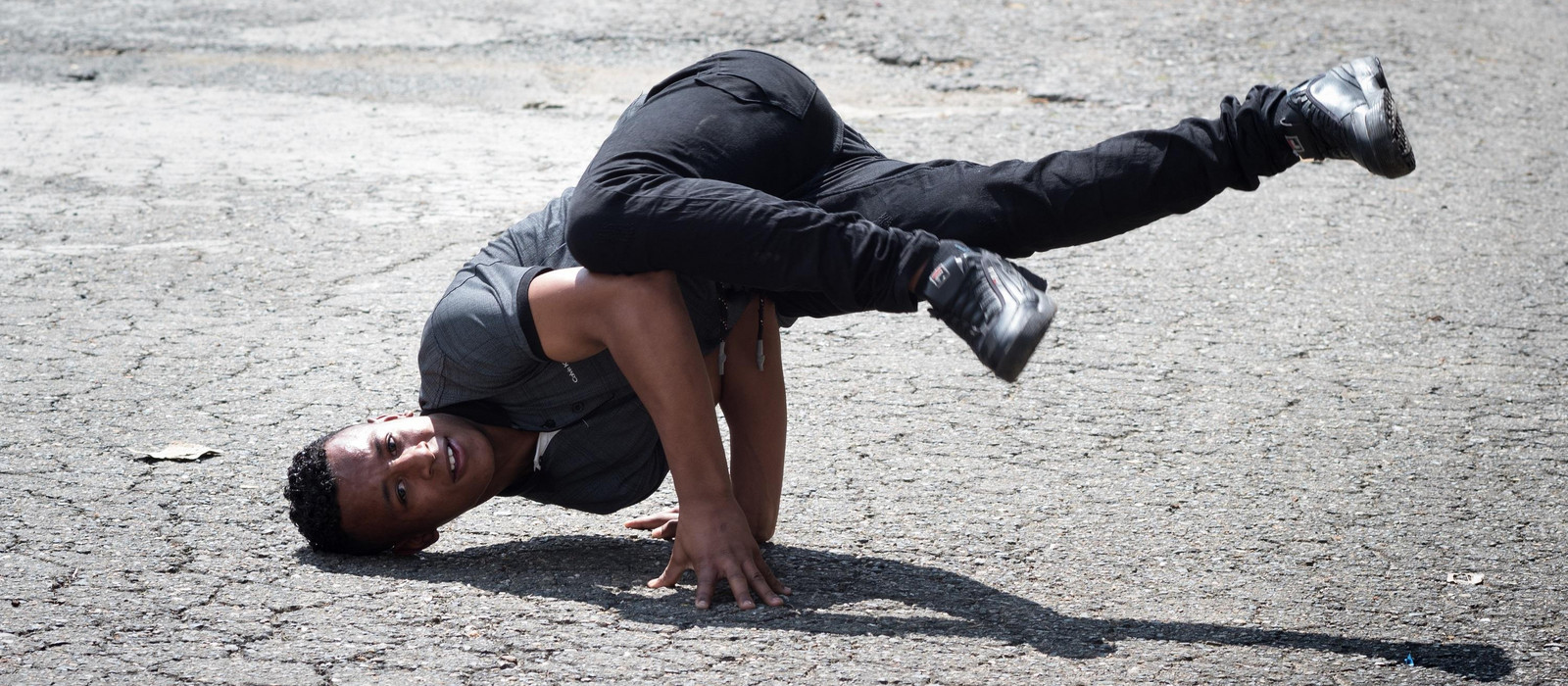 Junge macht einen Breakdance-Move