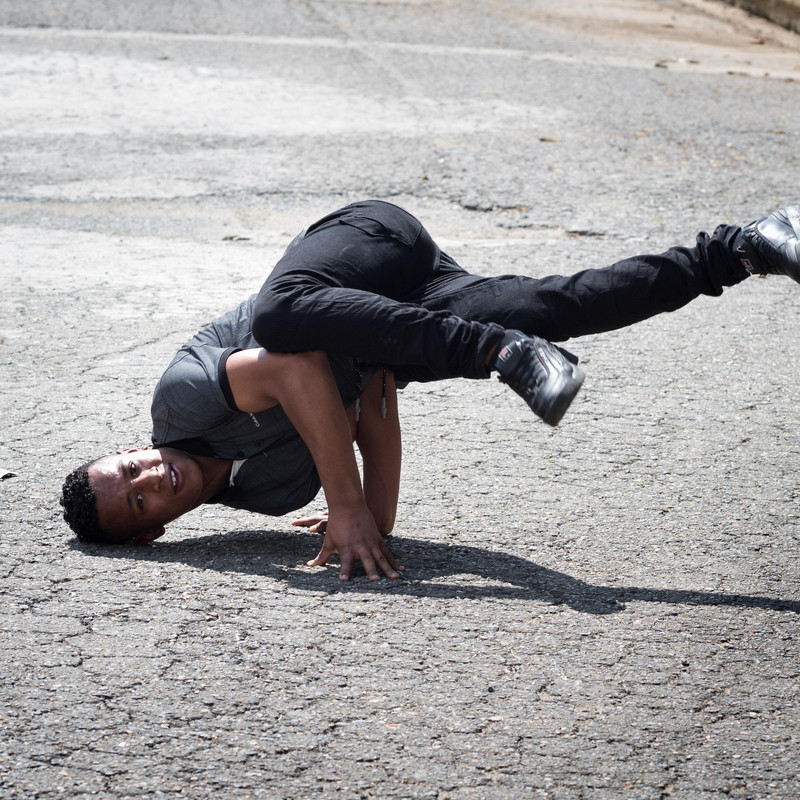 Junge macht einen Breakdance-Move