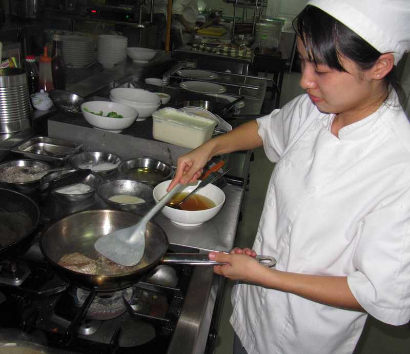kochende Jugendliche in der Don Bosco Hotelschule
