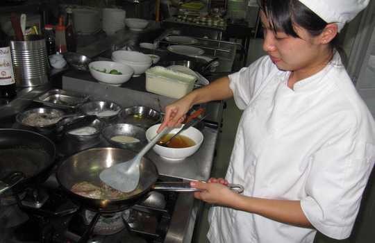 kochende Jugendliche in der Don Bosco Hotelschule