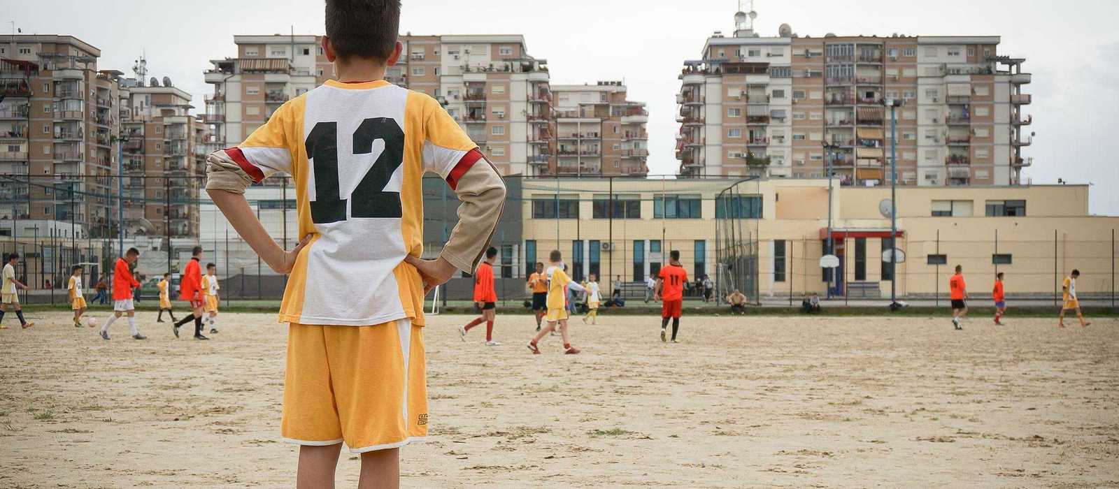 Junge beim Fusßballspielen in Albanien