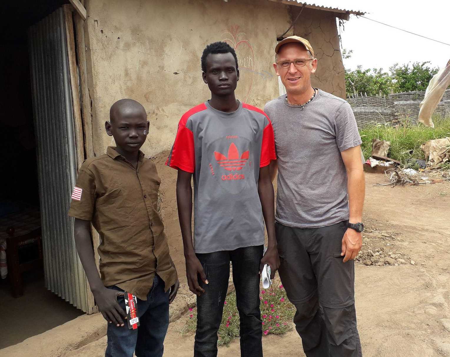 Salesianerbruder Lothar Wagner mit zwei Straßenjungen im Südsudan