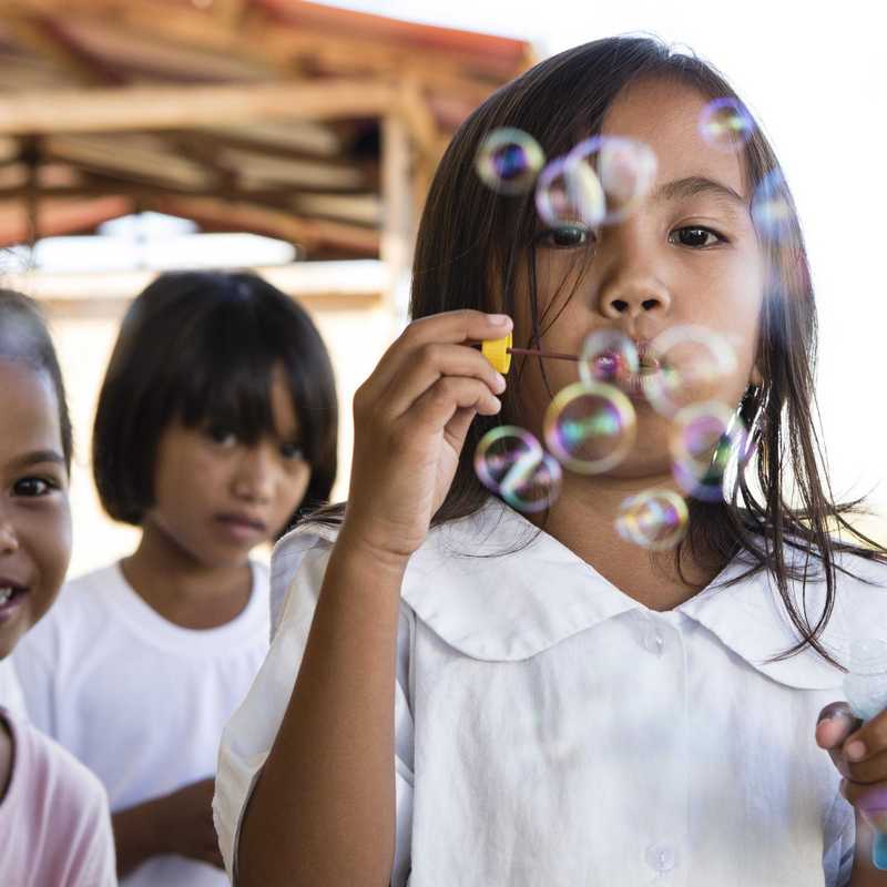 Mädchen spielen mit Seifenblasen