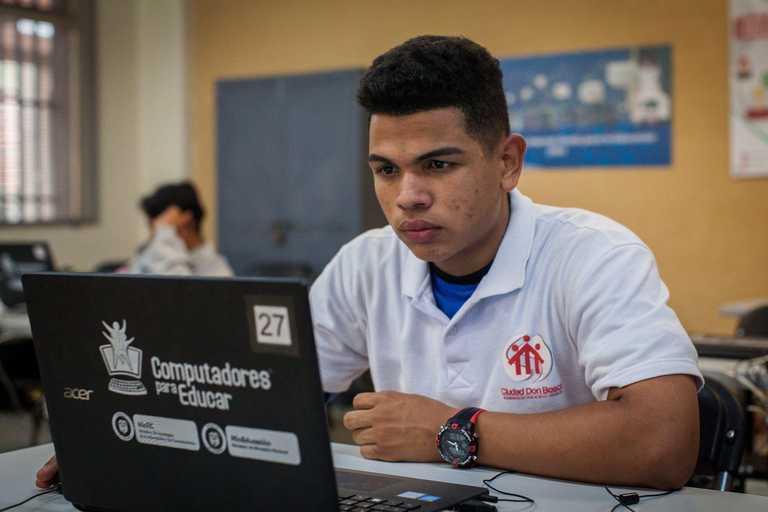 Jugendlicher beim Lernen am Laptop