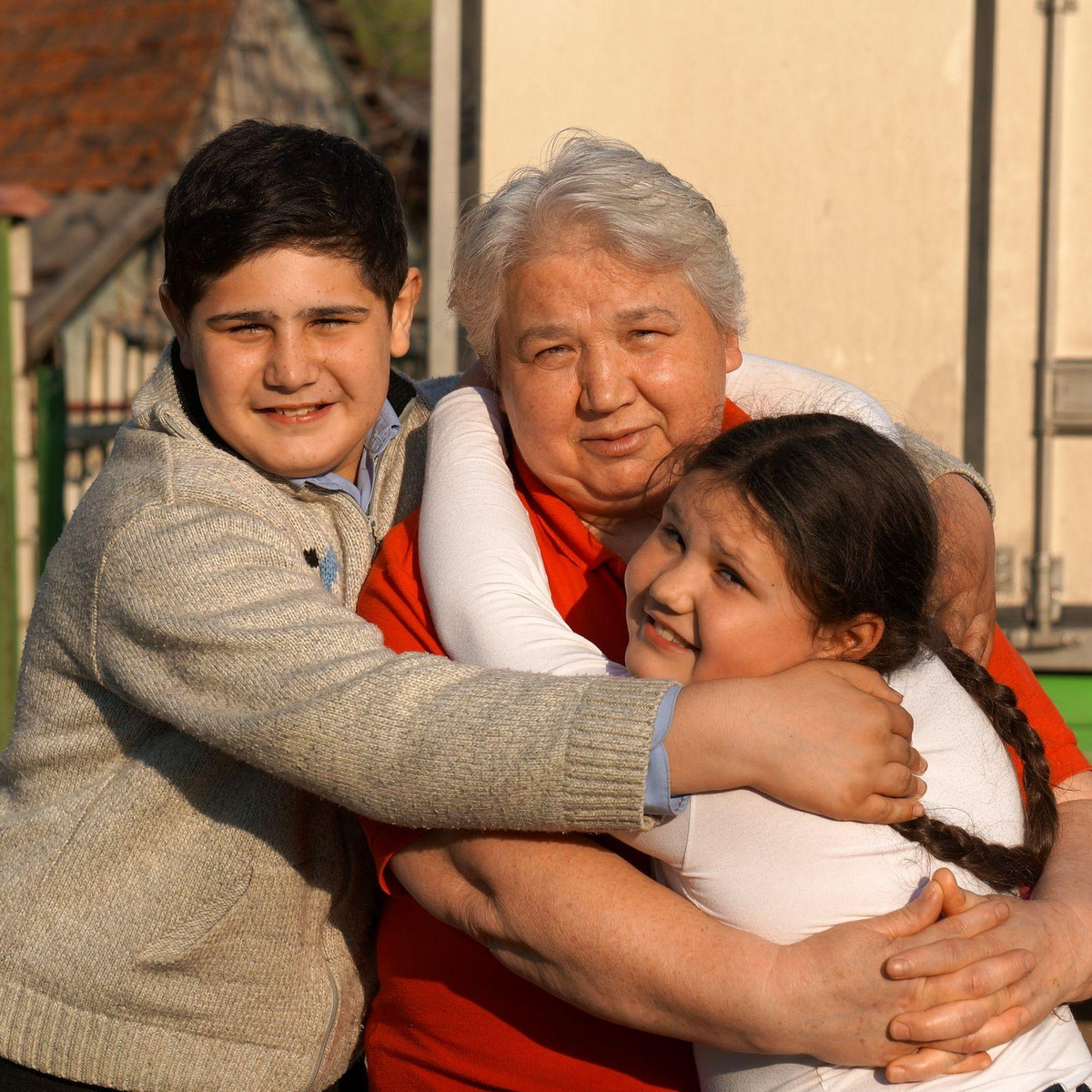 Anna und Mihail mit ihrer Oma