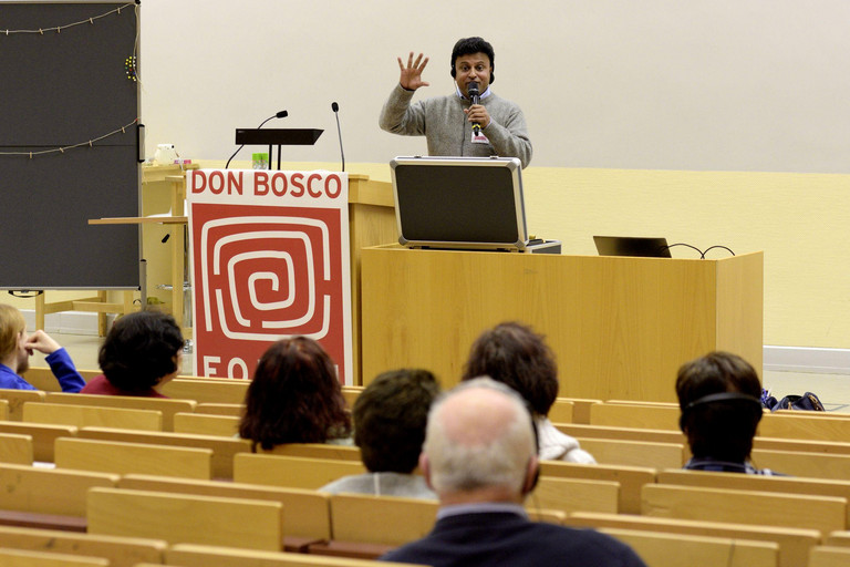 Father Joy erzählt den Gästen beim Forum viel über Kinderarbeit in Indien.